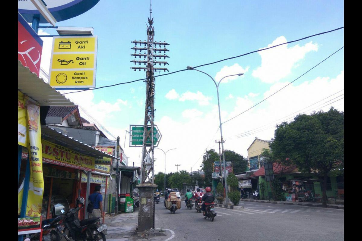 Tiang telepon setinggi 7 meter peninggalan Belanda tahun 1900 di Jalan Kartini, Kecamatan Pancoran Mas, Kota Depok, Selasa (20/2/2018).