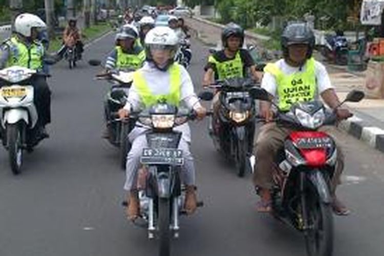 Beberapa peserta ujian SIM saat praktik di jalan Udayana, Mataram, Nusa Tenggara Barat (NTB). 