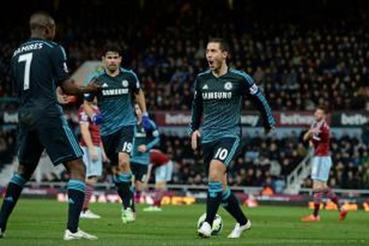 Gelandang Chelsea, Eden Hazard, seusai mencetak gol ke gawang West Ham United, di Stadion Upton Park, Rabu atau Kamis (5/3/2015) dini hari WIB. 