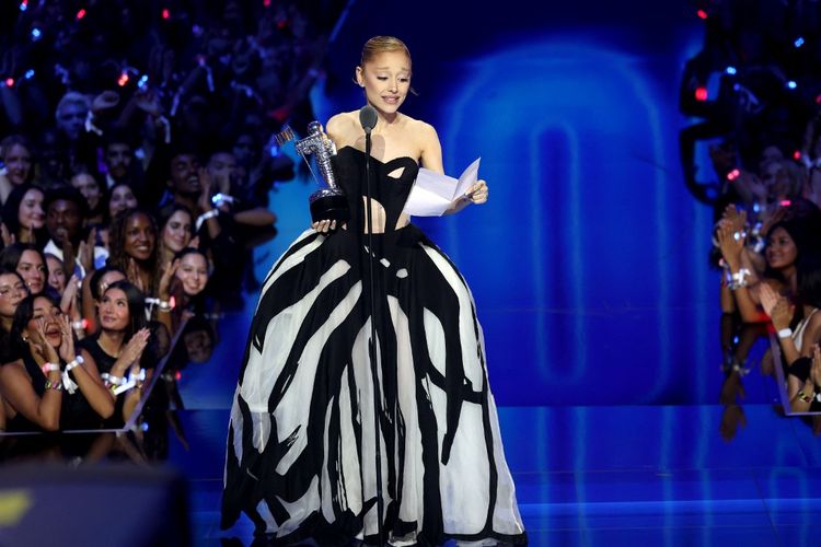 Ariana Grande mengenakan gaun hitam dan putih saat menghadiri MTV VMA 2025 di UBS Arena, New York, Amerika Serikat, pada Minggu (7/9/2025).