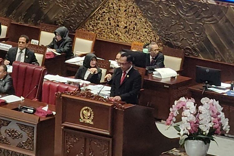 Menteri Dalam Negeri Tito Karnavian dalam rapat paripurna DPR ke-14, Masa Persidangan IV Tahun Sidang 2023-2024, Kamis (28/3/2024).