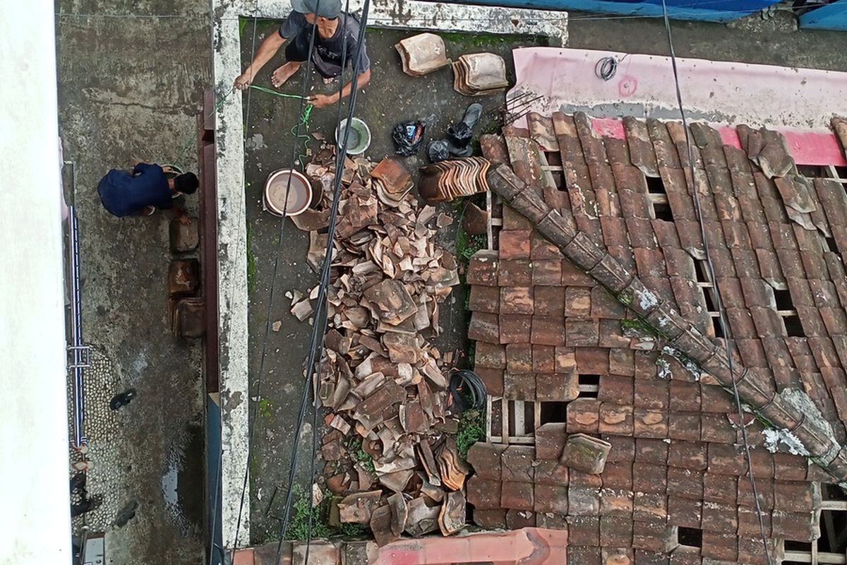 Sebuah Cerobong Power Plan milik PT Panasia rubuh dan berdampak pada pemukiman warga di Kampung Ciguriang Hilir, Desa Cangkuang Wetan, Kecamatan Dayeuhkolot, Kabupaten Bandung, Jawa Barat, pada Selasa (6/12/2022).