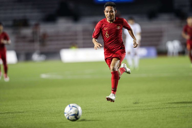 Pemain Timnas U-23 Indonesia Evan Dimas beraksi saat melawan pemain Timnas Myanmar dalam pertandingan Semifinal SEA Games 2019 di Stadion Rizal Memorial, Manila, Filipina, Sabtu (7/12/2019). Timnas Indonesia menang 4-2 dari Myanmar.