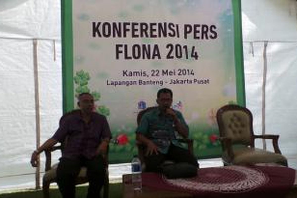 Konferensi pers Pameran Flona 2014, Kepala Dinas Pertamanan dan Pemakaman DKI Nandar Sunandar (kanan) dan Kepala Bidang Peran Serta Masyarakat Dinas Pertamanan dan Pemakaman DKI, Heru Bambang (kiri), di Lapangan Banteng, Jakarta, Kamis (22/5/2014).