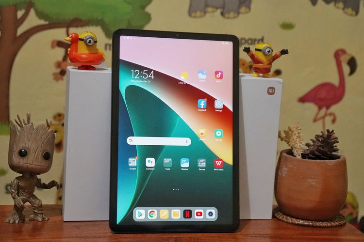 Tampilan layar Xiaomi Pad 5. Secara desain, Xiaomi Pad 5 mengadopsi panel IPS LCD dengan ukuran 11 inci dan resolusi WQHD Plus.

Layarnya juga kini mengusung desain bezel-less dan mendukung refresh rate 120 Hz dengan tingkat kerapatan piksel 275 ppi, Dolby Vision, HDR10, teknologi True display, dan tingkat kecerahan hingga 650 nits.