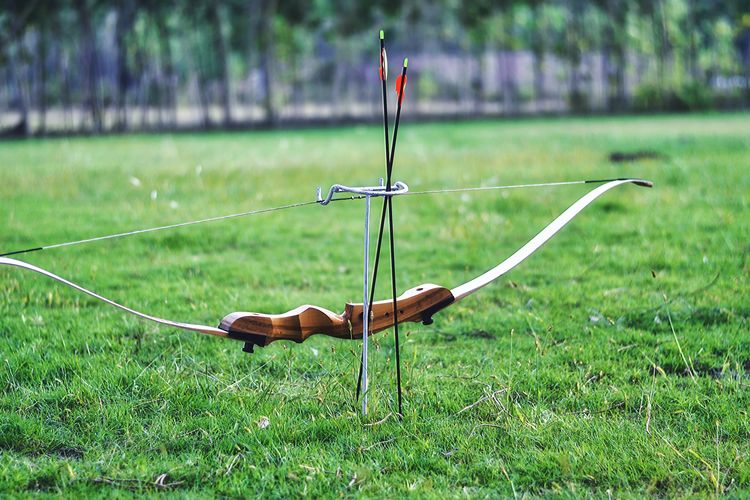 Ilustrasi busur dan anak panah.