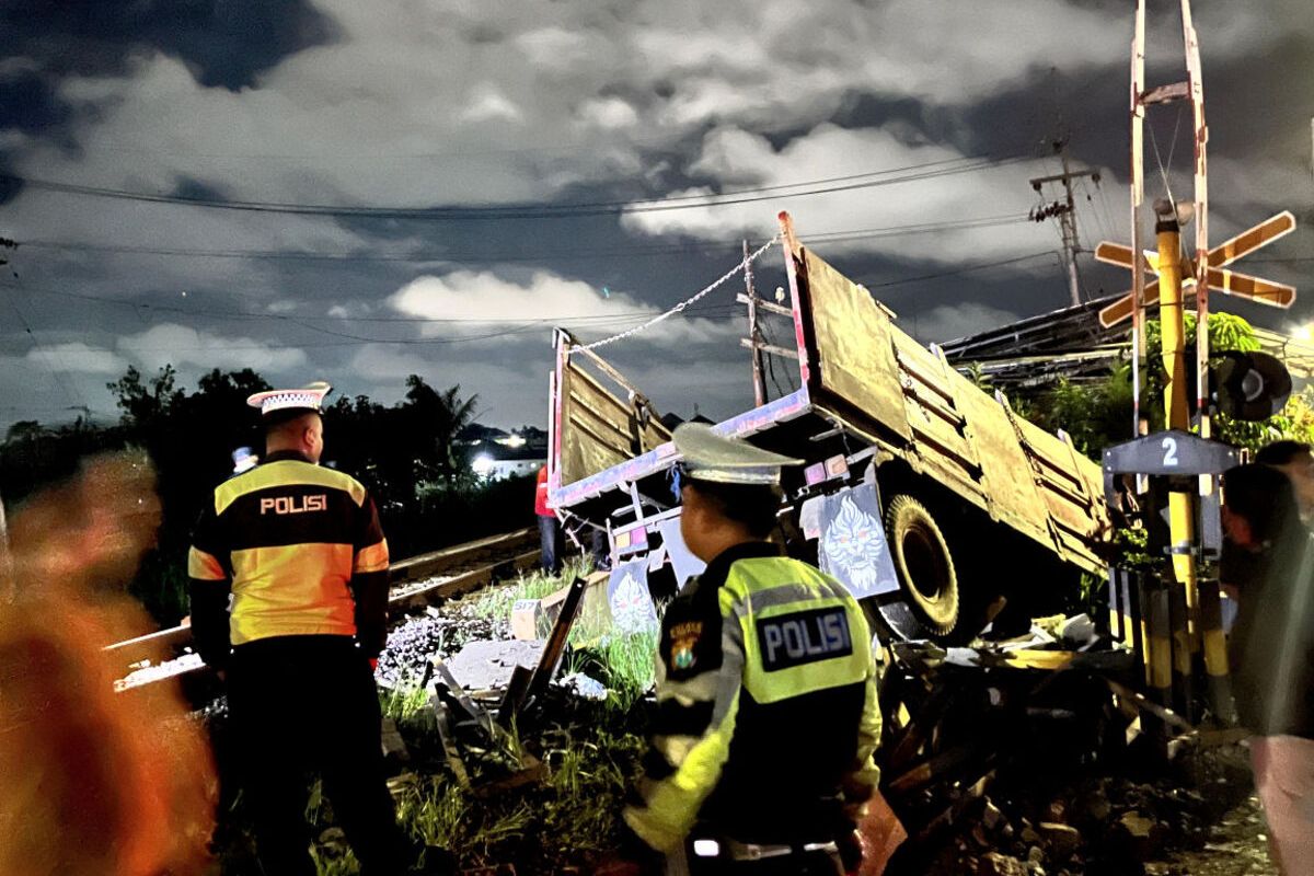 Penjaga Pintu Perlintasan Tertidur, KA Kertanegara Tabrak Truk Gandeng di Blitar