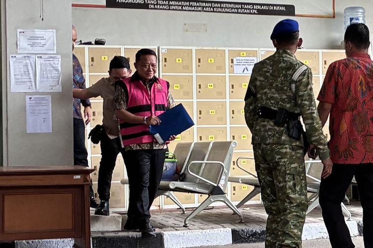 Seputar 7 Jam Pemeriksaan Febrie Adriansyah: Pakai Rompi Pink hingga Dicecar soal Jejak Aset TPPU