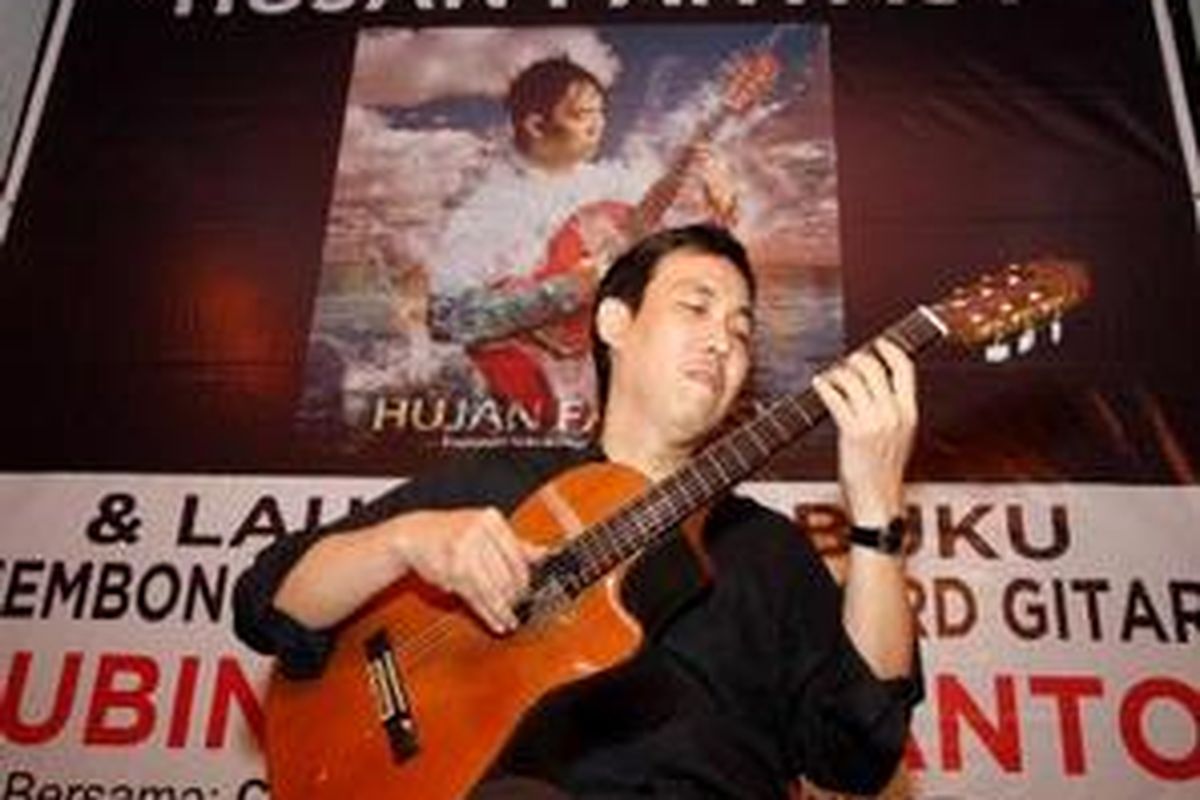 Gitaris Jubing Kristianto tampil pada acara peluncuran album solo gitar 
