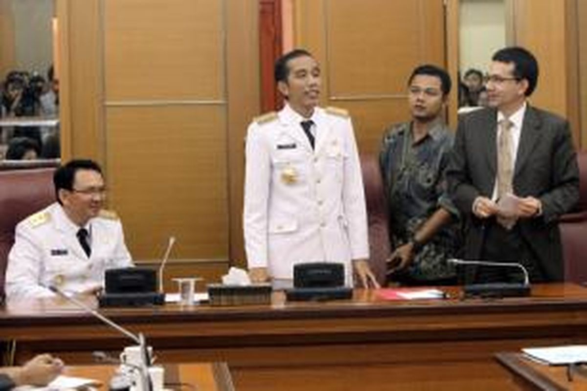 Gubernur DKI Jakarta, Joko Widodo (dua kiri) bersama Wakil Gubernur, Basuki Tjahja Purnama (kiri), dan Sekretaris Daerah DKI Jakarta, Fadjar Panjaitan (kanan), saat jumpa pers usai melakukan rapat dengan kepala satuan kerja perangkat daerah (SKPD), di Balaikota, Jakarta Pusat, Senin (15/10/2012).  