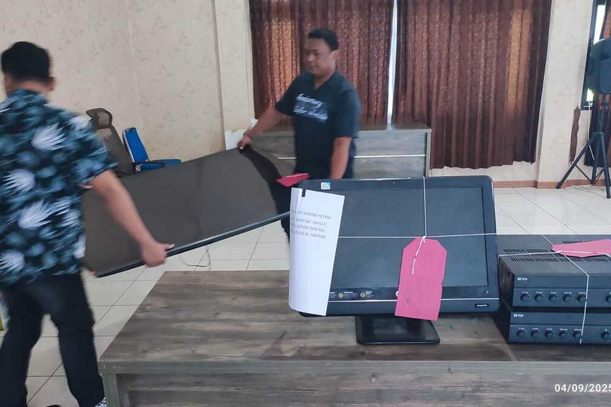 Kapolresta Cirebon bersama jajaran Reskrim menunjukan sejumlah barang bukti yang dijarah para pendemo di Gedung DPRD Kabupaten Cirebon dan Alun Alun Pataraksa Kabupaten Cirebon, di Mapolresta Cirebon pada Kamis (4/9/2025) siang.