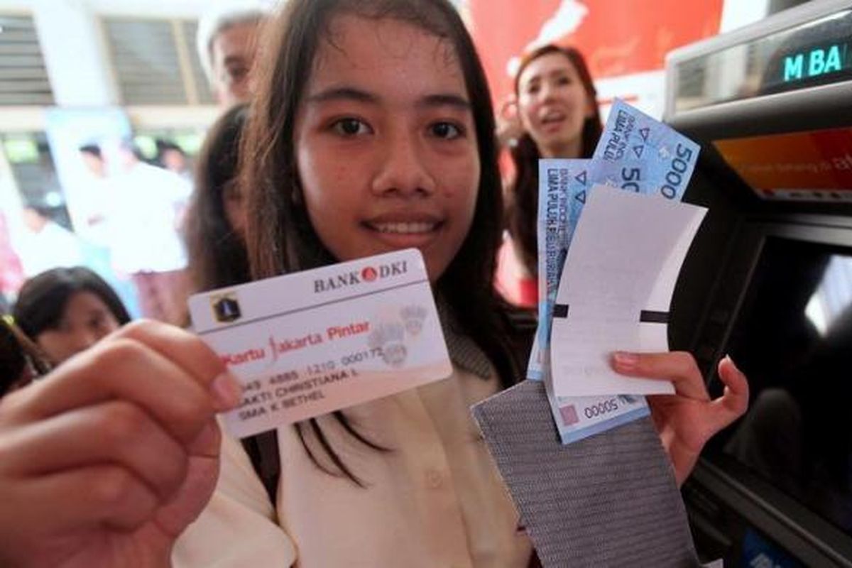 Siswa, Christiana, menunjukkan Kartu Jakarta Pintar dan uang yang diambil dari ATM Bank DKI sesusai peluncuran kartu tersebut di SMA Paskalis, Kemayoran, Jakarta Pusat, Sabtu (1/12/2012).  Jokowi berharap agar pelajar dapat bijaksana dalam menggunakan uang bantuan pendidikan lewat kartu tersebut.
 
