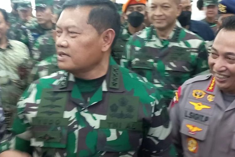 Kepala Staf Angkatan Laut (KSAL) Laksamana Yudo Margoni didampingi Kapolri Jenderal Listyo Sigit Prabowo sebelum menjalani fit and proper test calon Panglima TNI, di Gedung DPR, Jumat (2/12/2022).