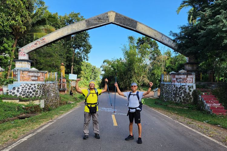Fransiscus Lumentut dan Budi Soehardi tiba di perbatasan Kabupaten Flores Timur dan Sikka