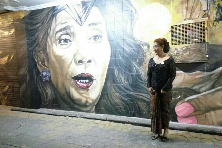 Susi mengunjungi mural wajahnya dalam figur wonder woman di Jalan Slamet Riyadi, Solo tahun 2017.