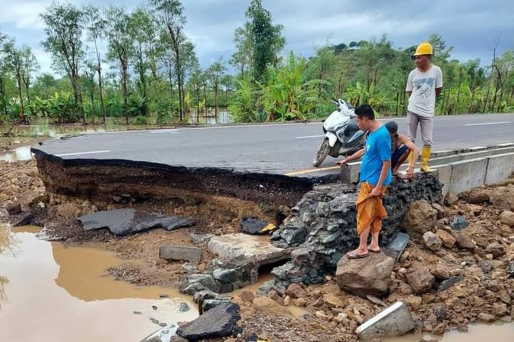 Suasana jalan yang dirusak Warga untuk menghindari banjir di Dusun Songgong, Desa Sukadana