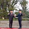 Kepemimpinan Berakhir, Ridwan Kamil Serahkan Kujang Pusaka ke Bey Machmudin