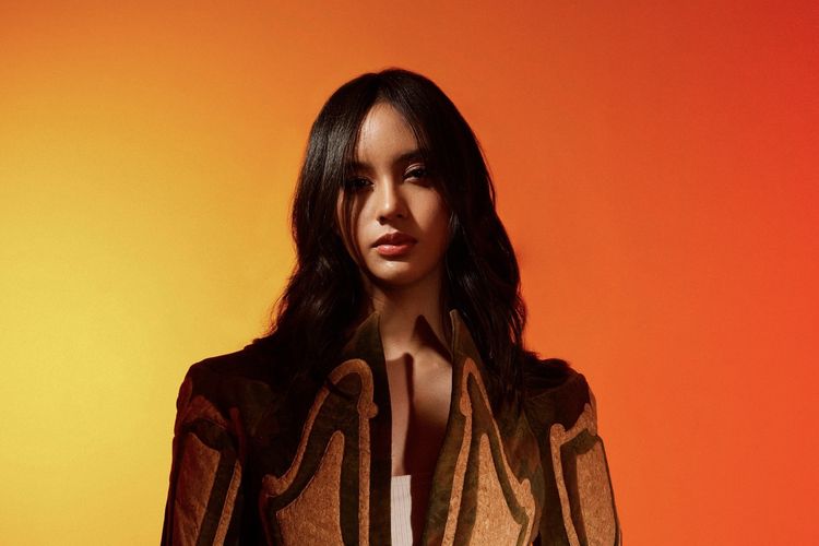 Dinda Ghania Rilis “Bad Connection”, Gandeng Produser yang Pernah Garap Madonna hingga Olivia Rodrigo