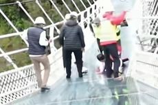 Khofifah Terpeleset Saat Berjalan di Jembatan Kaca Gunung Bromo, Pemprov: Semua Baik-baik Saja