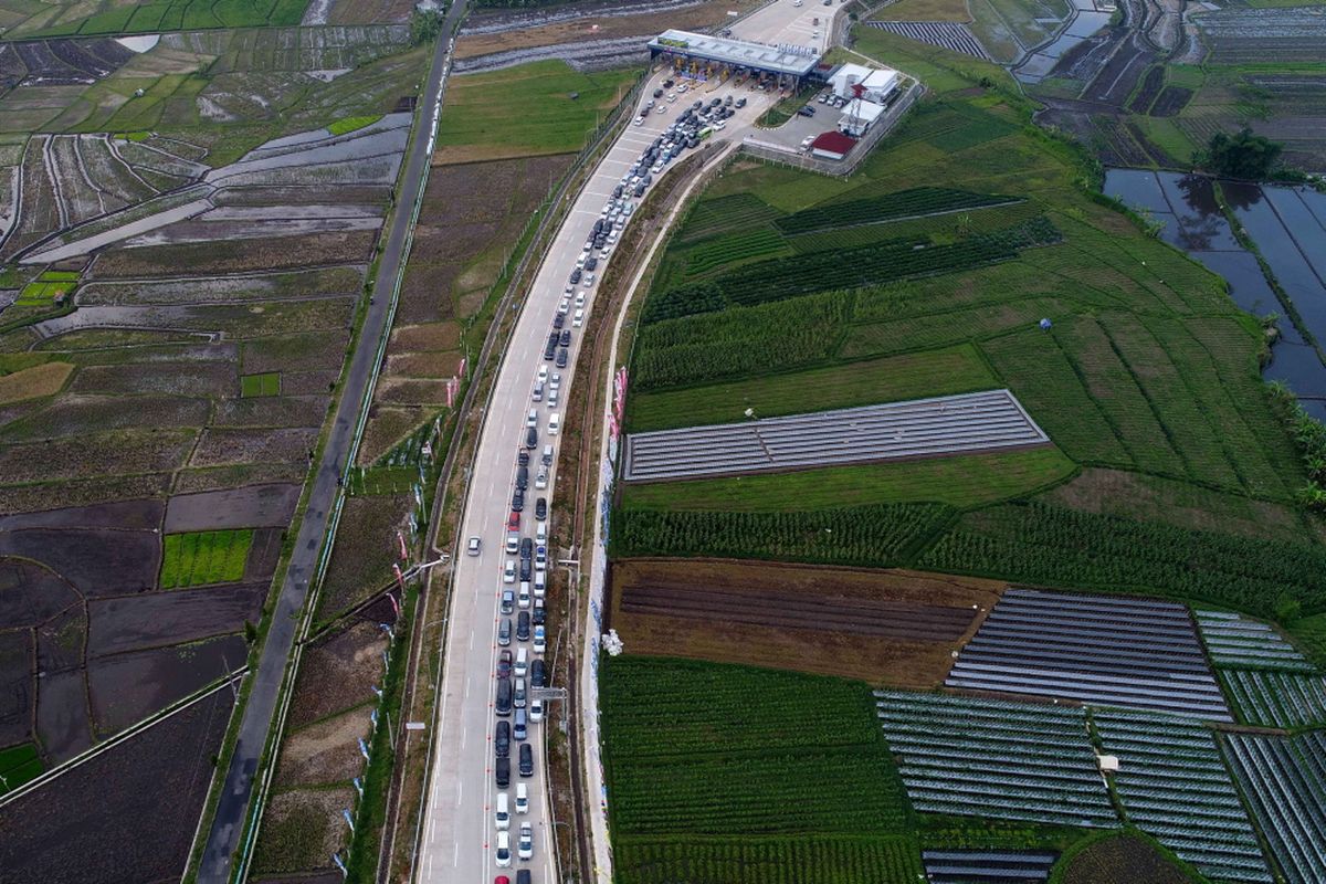 Kendaraan pemudik terpantau ramai keluar di Gerbang Tol Salatiga, Salatiga, Jawa Tengah, Rabu (21/6/2017). Pemudik berasal dari Jalan Tol Bawen-Salatiga yang sudah difungsionalkan pada H-7.