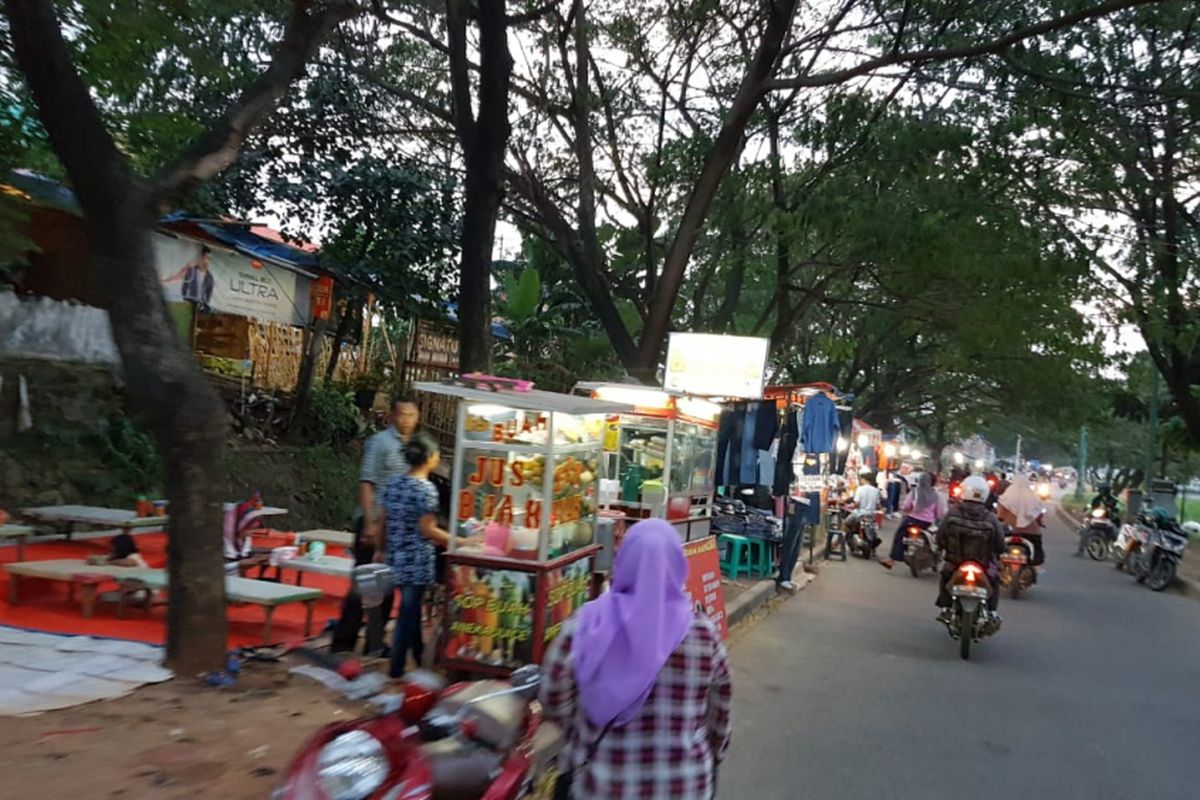 Suasana ngabuburit di pinggiran BKT, Jakarta Timur, Jumat (18/5/2018)