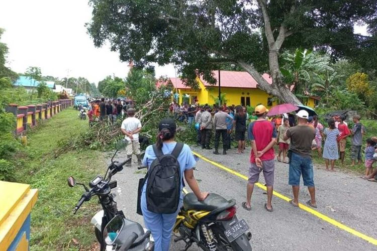 Warga Desa Hatusua, Kecamatan Kairatu Barat, Kabupaten Seram Bagian Barat, Maluku memblokade ruas jalan di desa mereka karena tidak terima tim sepak bola di desa itu didiskualifikasi dari turnamen Bupati CUP U-16, Kamis (20/1/2022)