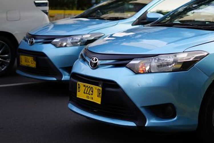 Blue Bird merupakan perusahaan perusahaan taksi pertama di Indonesia yang menyediakan layanan taksi eksekutif