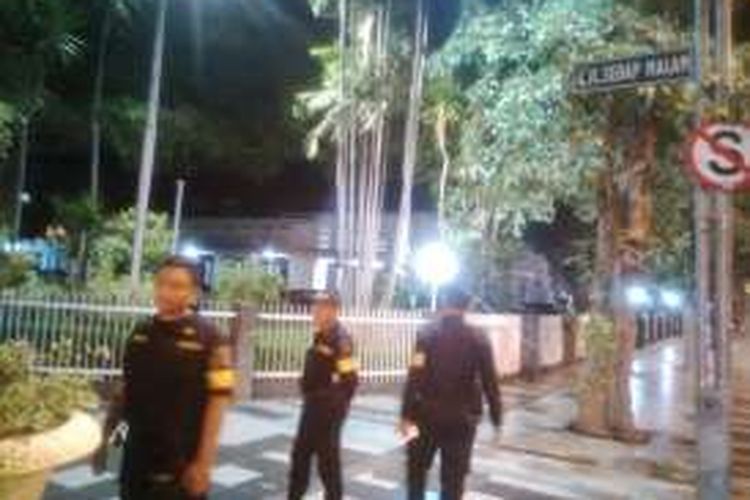 Rumah Dinas Risma dijaga petugas Linmas, Rabu (19/10/2016) malam