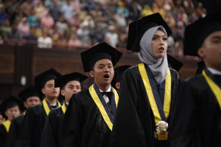 Sebanyak 1.606 lulusan baru diwisuda pada Upacara Wisuda Program Sarjana dan Diploma, Rabu (19/2) di Grha Sabha Pramana UGM. 