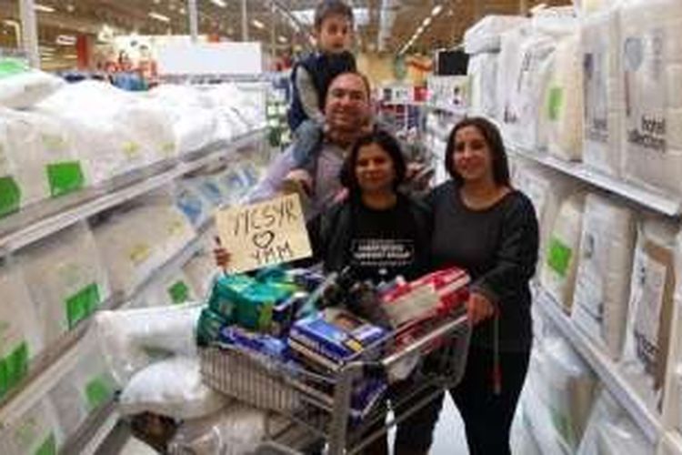 Para pengungsi Suriah di Kanada membeli berbagai barang untuk disumbangkan kepada korban kebakaran hutan di kota Fort McMurray, Alberta.
