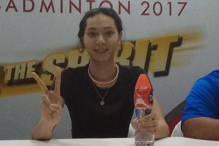 Pemain ganda campuran nasional, Gloria Emanuelle Widjaja, berpose  saat menjalani sesi konferensi pers Djarum Superliga 2017, di DBL Arena, Surabaya, Senin (20/2/2017).