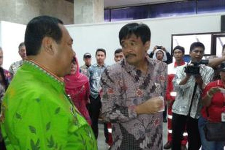 Wakil Gubernur DKI Jakarta, Djarot Saiful Hidayat (kanan) mendengarkan penjelasan tentang penanggulangan bencana dari Wali Kota Jakarta Barat, Anas Effendi (kiri) di kantor Wali Kota Administrasi Jakarta Barat, Kamis (8/1/2015).