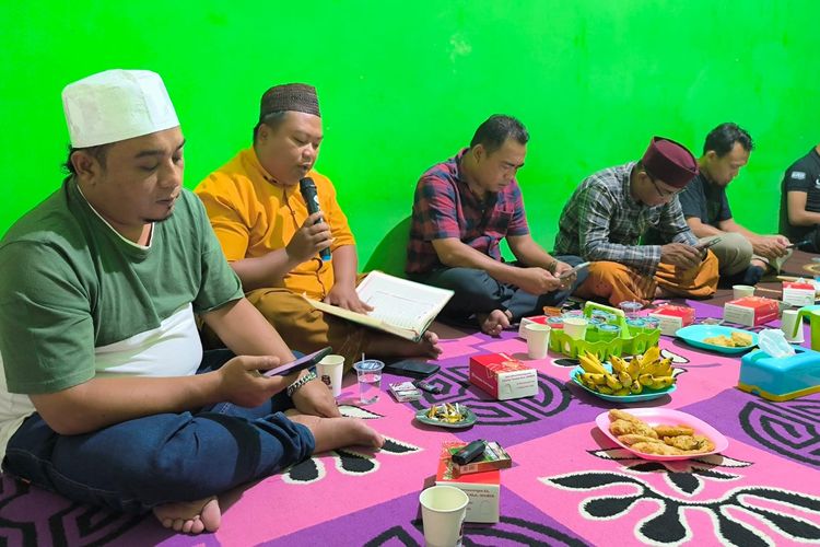 Anggota Astana Pariwisata Tapal Kuda (Asparta) mengadakan tahlilan untuk para korban kecelakaan jalur Bromo di Kelurahan Kebon Agung Kecamatan Kaliwates, Jember, Jumat (19/8/2025). Astana Pariwisata Tapal Kuda (Asparta) mendukung usulan Gubernur Jawa Timur Khofifah Indar Parawansa mengenai pembuatan jalur penyelamatan menuju Bromo.