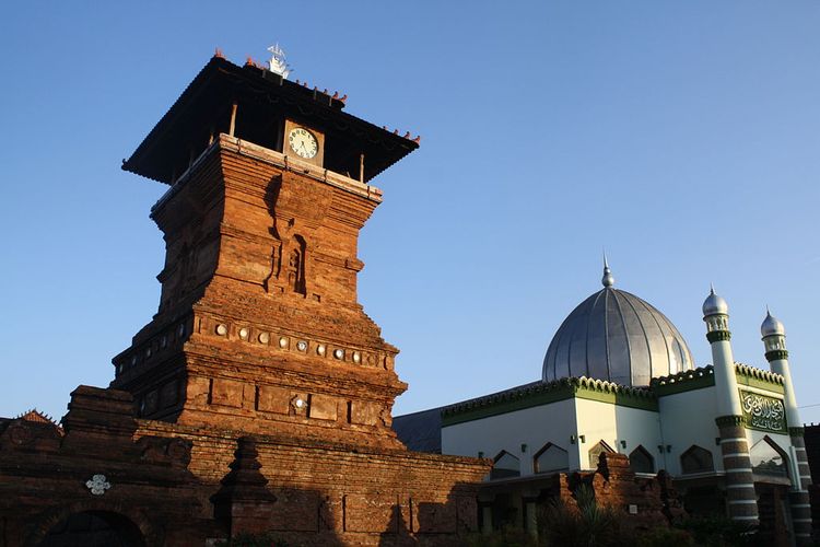 Masjid Agung Menara Kudus di Cilacap.