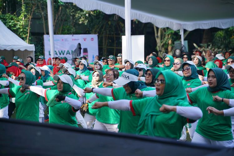 Kegiatan senam bersama sebagai pembuka rangkaian acara ?Baygon & Autan Lawan Nyamuk Demam Berdarah, Edukasi dan Aksi untuk Masa Depan yang Lebih Sehat?. 