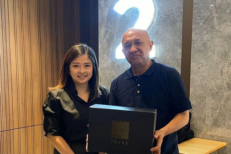 Lisa Yumi dan Menteri Koperasi dan UKM Teten Masduki dalam acara Revolusi Lokal yang dilangsungkan pada bulan November lalu.