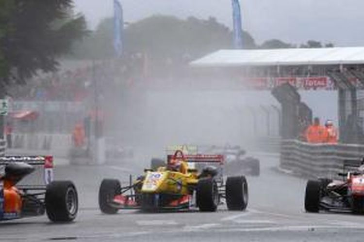 Gelael dengan Dallara Volkswagen saat beraksi di sirkuit jalan raya di Pau, Perancis.