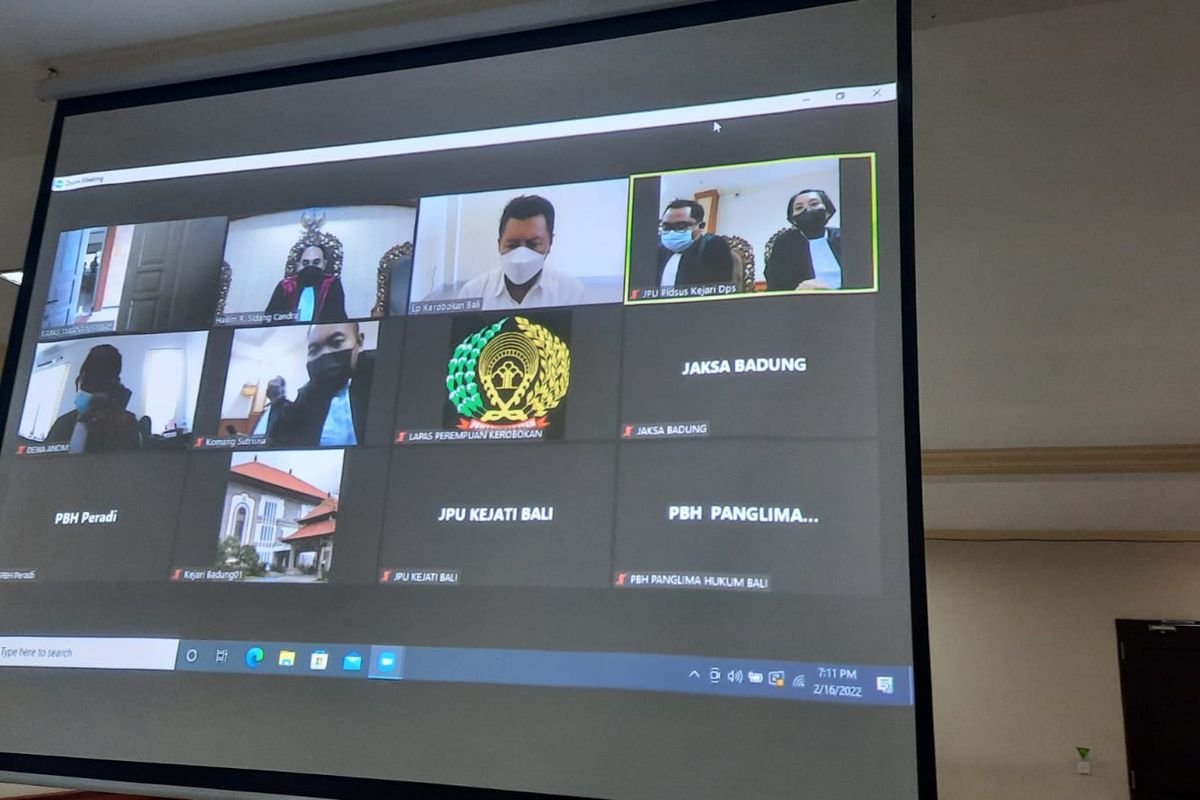 Sidang online kasus dugaan korupsi dana Bantuan Keuangan Khusus (BKK) untuk pengadaan aci-aci (upacara adat) dan sesajen senilai Rp 1 miliar.