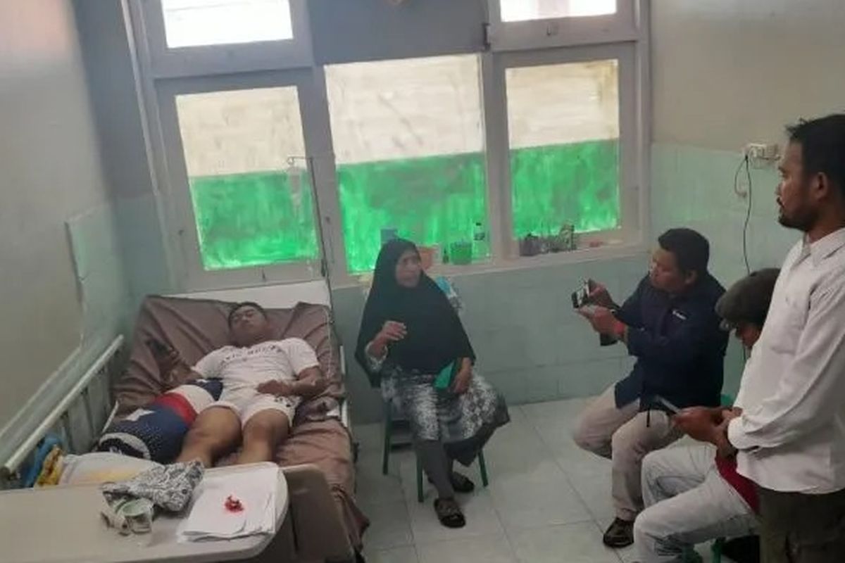 Anggota Sabhara Polda Maluku Utara bernama Bripda Rahmad Gazali menjadi korban penganiayaan yang diduga dilakukan oleh sejumlah oknum seniornya dan saat ini menjalani perawatan di RSU Chasan Boesoerie Ternate. (ANTARA/Abdul Fatah)