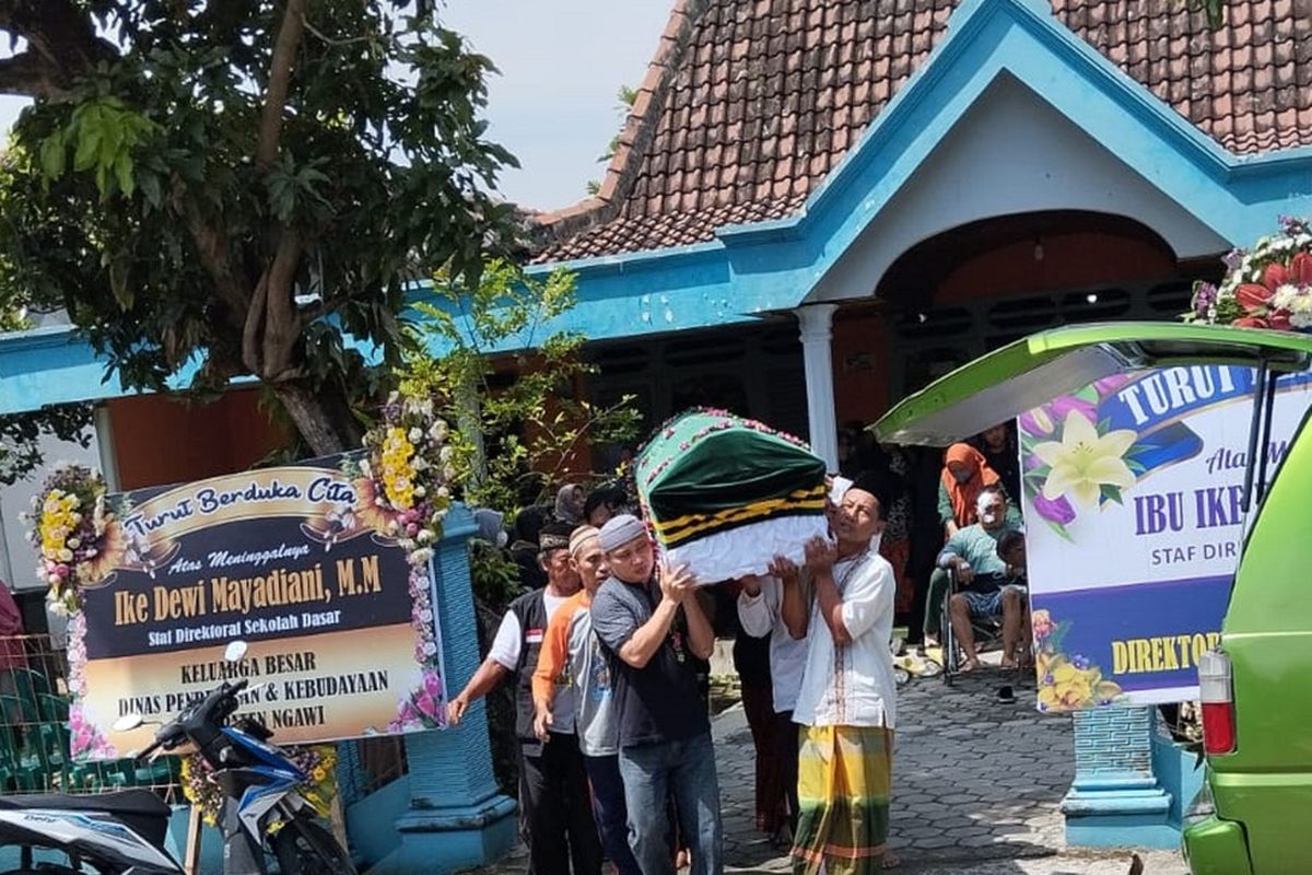 JAWA TIMUR 20240407 Cerita Sedih Pemudik di Ngawi Yang Tewas Laka di Tol Solo – Ngawi yang Berencana Mau Selamatan 1.000 Hari Meningglanya Mama Mereka, Mereka Dimakamkan Berdampingan.