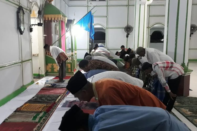 Warga di Desa Wakal, Kecamatan Leihitu, Pulau Ambon  melaksanakan sholat tarawih perdana  di Masjid Nurul Awal di desa tersebut, Jumat malam (3/5/2019) 