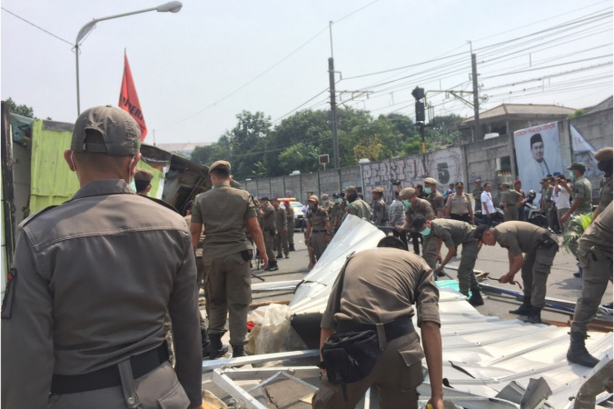 Satpol PP Menertibkan 20 Bangli dan 167 PKL di Jalan Baru, Pancoran Mas, Depok, Jawa Barat, Selasa (26/9/2018).