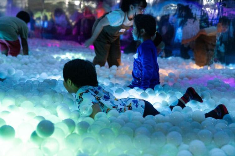 The Ball Pit, kolam bola dengan efek LED. 