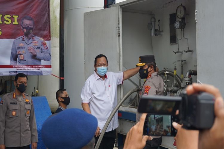  Ketua Komisi IV DPR Sudin menyalurkan bantuan 15 ton oksigen likuid untuk masyarakat wilayah Lampung Selatan.