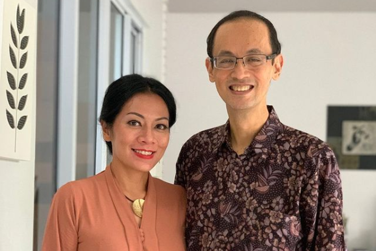 Artis Dewi Lestari dan suaminya, Reza Gunawan.