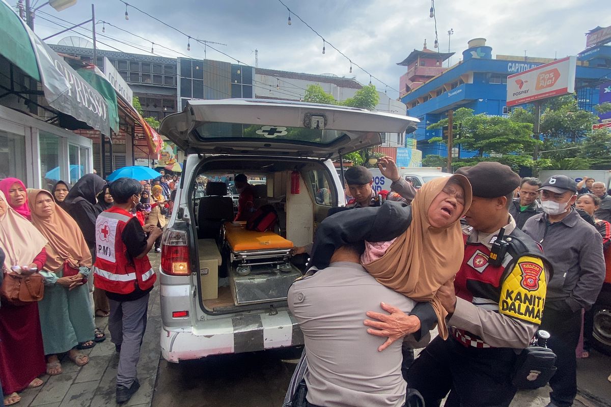 Seorang lansia pingsan saat tengah mengantre sembako murah di kantor pos Kota Sukabumi. Selasa (18/3/2025).