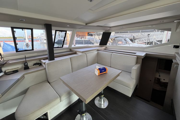 Potret interior yacht mewah Fountaine Pajot Yacht Sourcing saat bersandar di Pelabuhan Marina, Bali, Sabtu (2/11/2024).