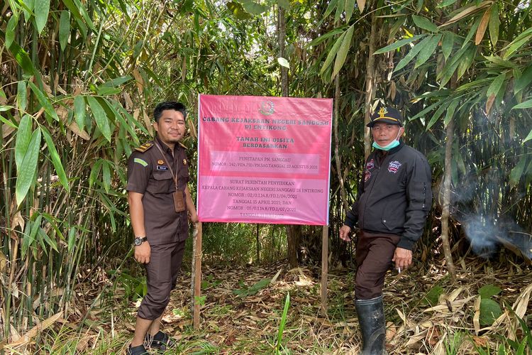 Tim penyidik Kejaksaan Negeri Cabang Kabupaten Sanggau, Kalimantan Barat (Kalbar) menyegel dan menyita tanah 4,5 hektar milik mantan kepala desa yang diduga terkait perkara korupsi APBDes.