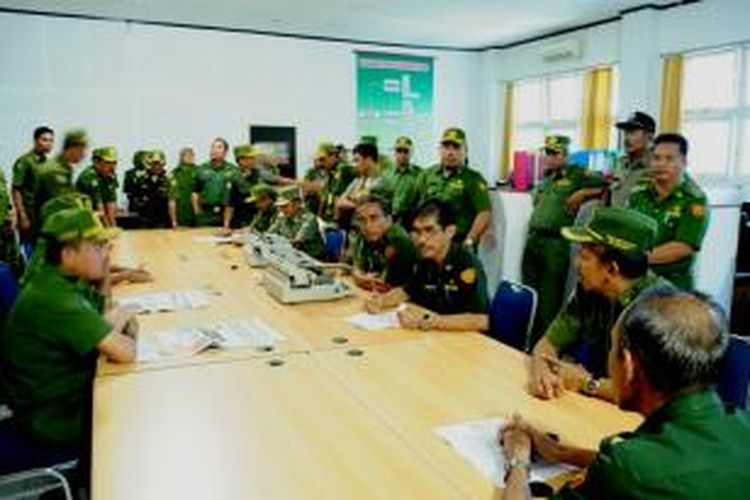 Puluhan PNS nonjob mendatangi Badan Aset dan Keuangan Daerah Kolaka, Sulawesi Tenggara, Senin (19/8/2013).