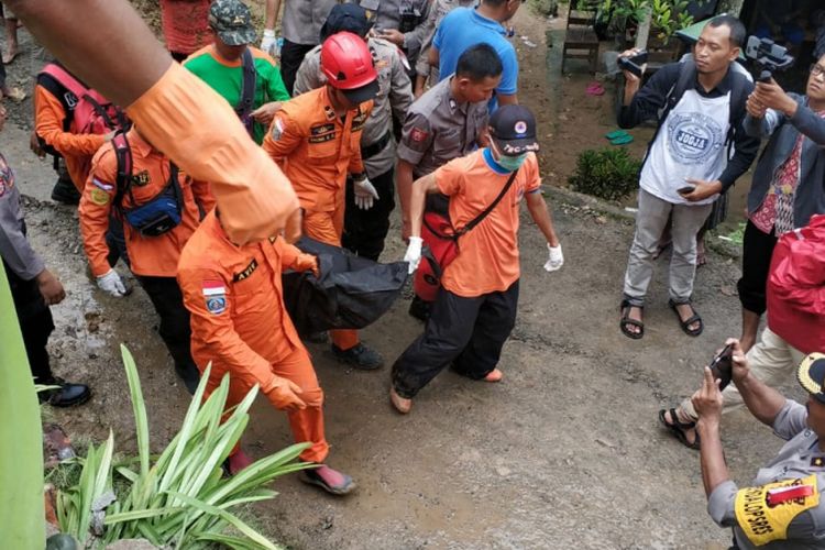 Banjir dan tanah longsor melanda wilayah Kecamatan Kebonagung, Kabupaten Pacitan, Jawa Timur, Jumat (7/12/2018) sekitar pukul 20.30 WIB. Akibatnya, 4 orang tewas dan 236 orang mengungsi.